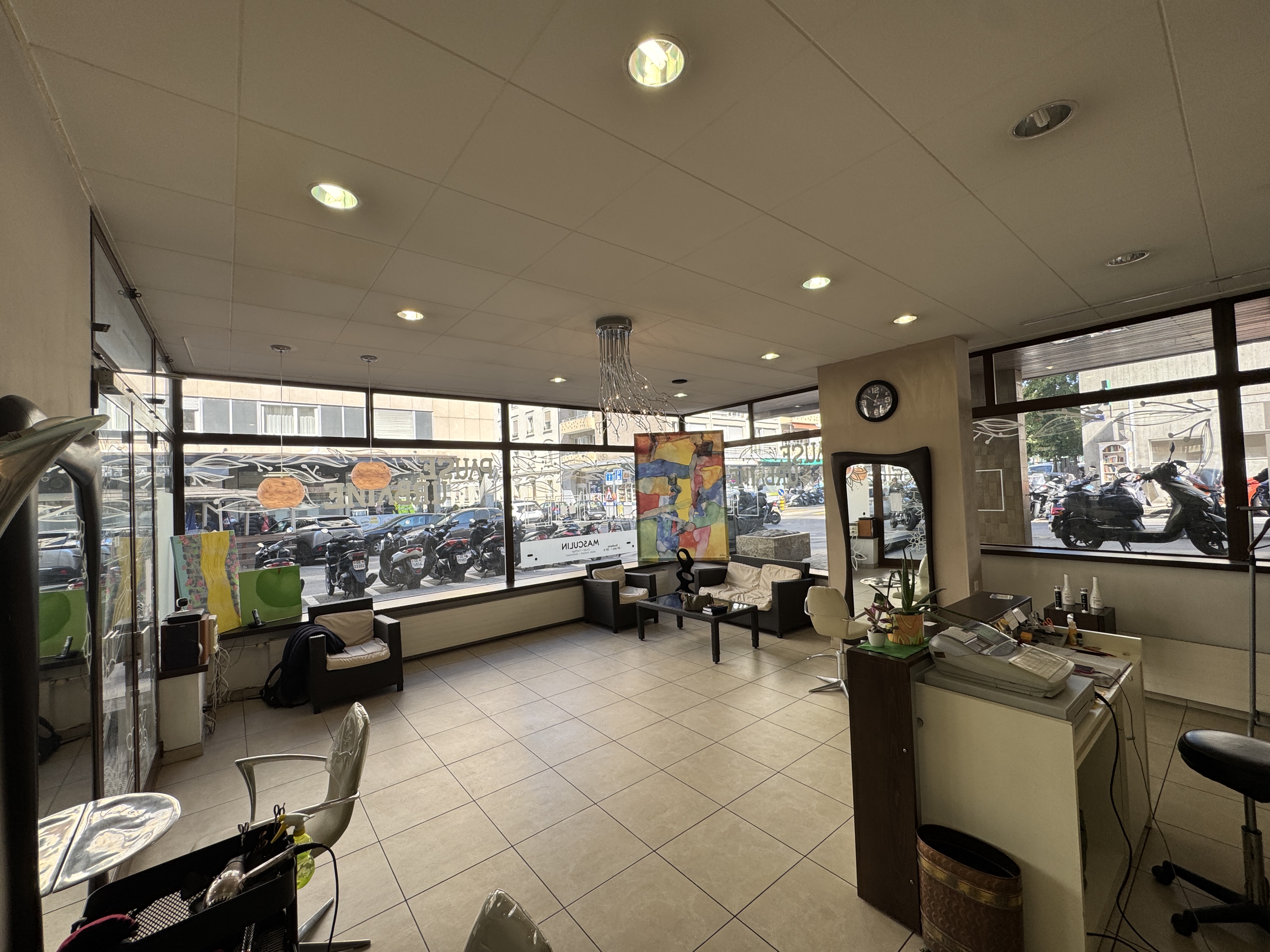 Espace de Location pour Coiffeurs et Esthéticiennes dans un Salon Haut de Gamme à Genève