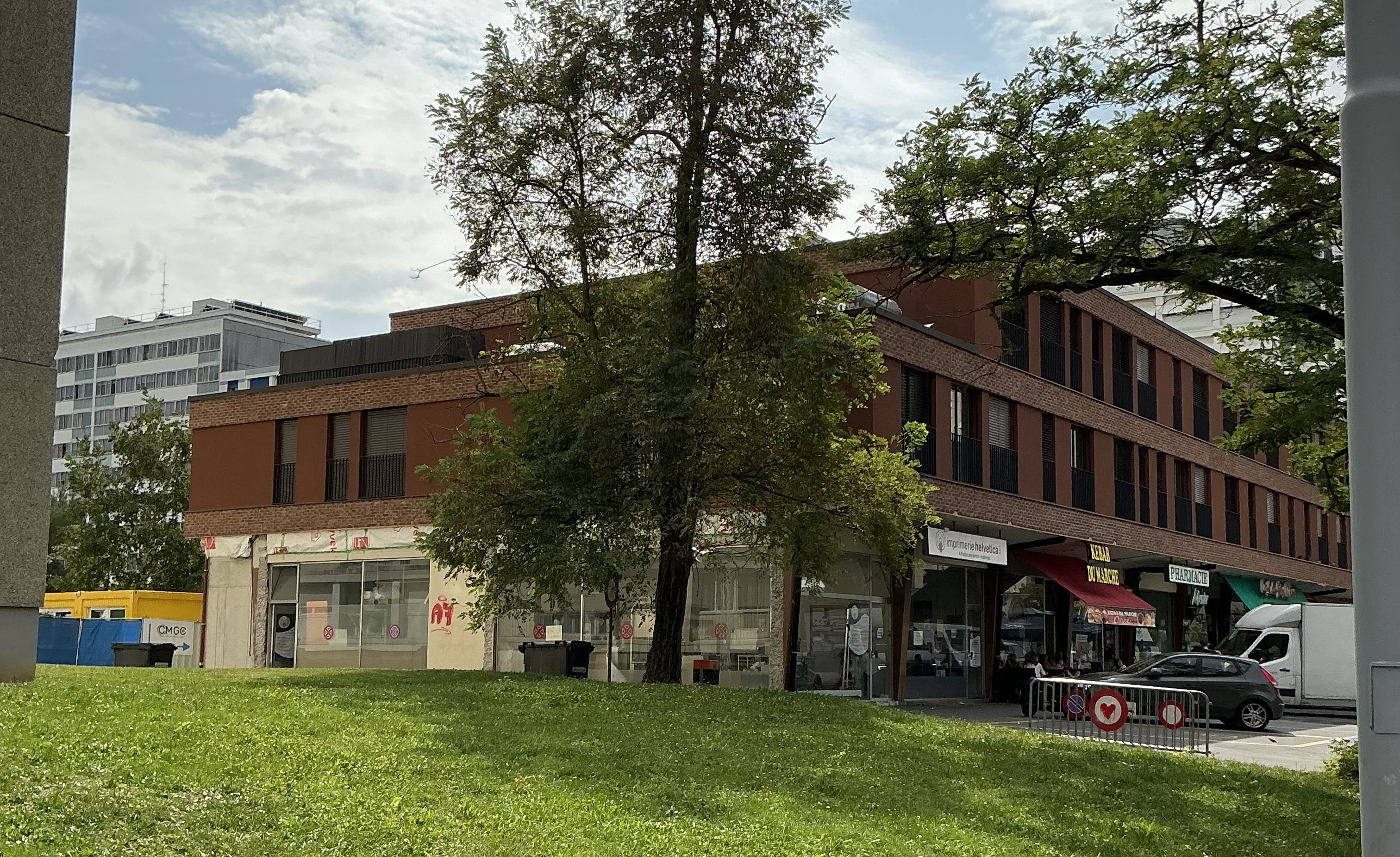 Centre médical tout équipé et neuf au cœur du quartier d’Onex, vue 3