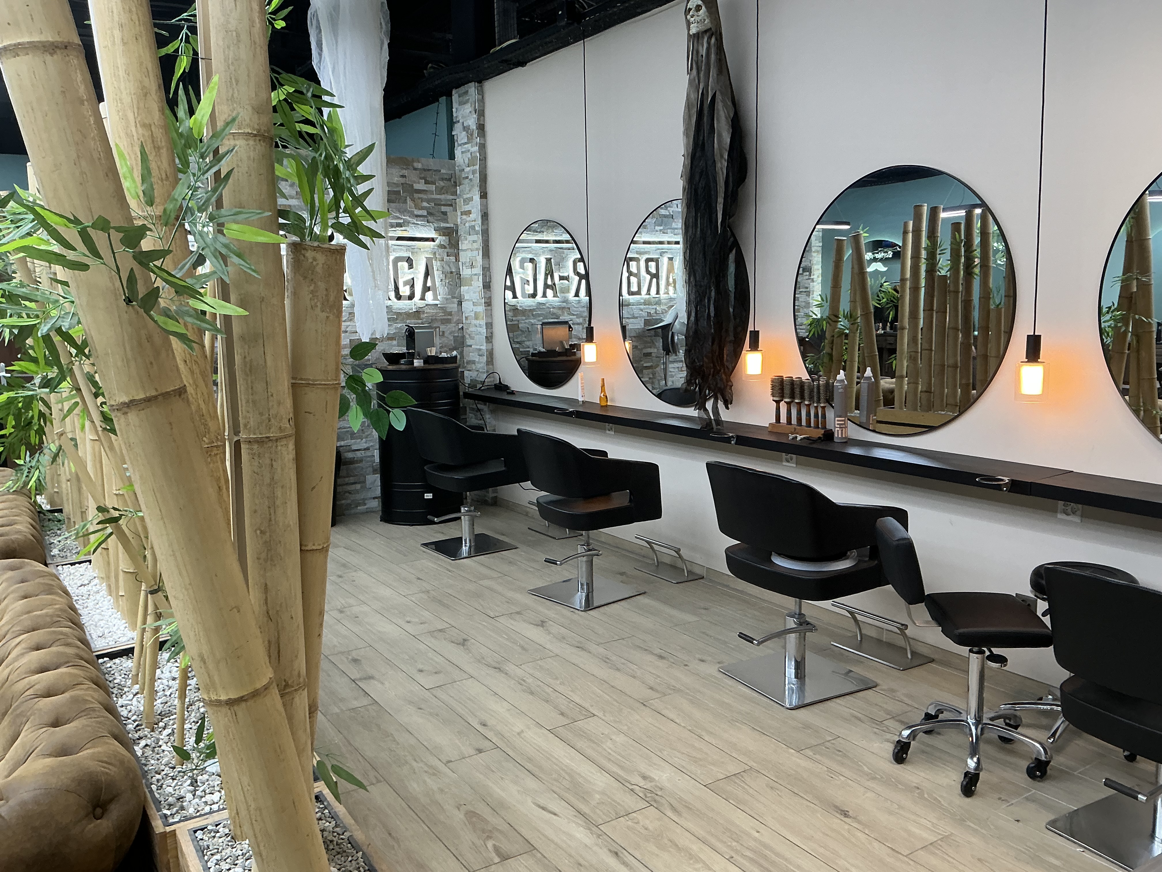 Espace coiffure femme à reprendre dans un salon équipé à Chêne-Bourg