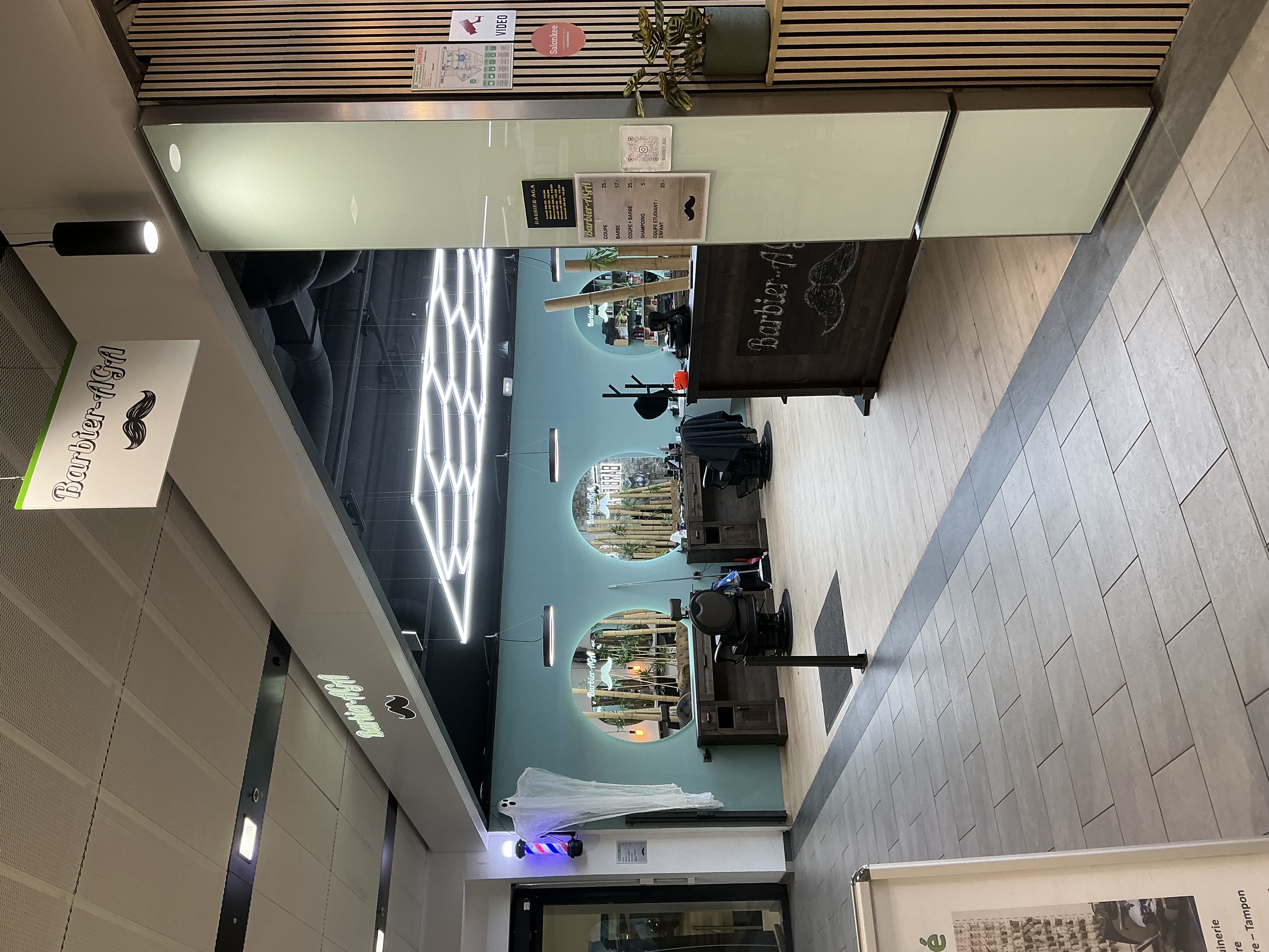 Espace coiffure femme à reprendre dans un salon équipé à Chêne-Bourg, vue 3